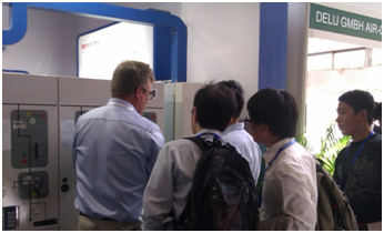 Mr.Jan在向客戶介紹產品